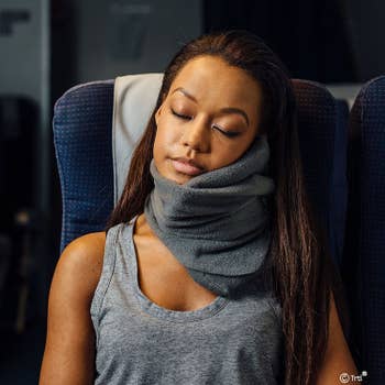 20 Things That’ll Make An Airplane Middle Seat Feel Almost Comfortable — image 8