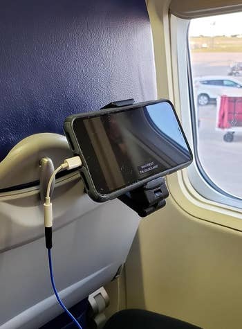 20 Things That’ll Make An Airplane Middle Seat Feel Almost Comfortable — image 10