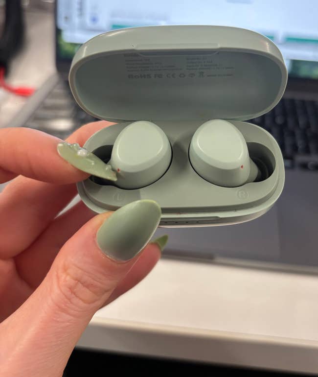 20 Things That’ll Make An Airplane Middle Seat Feel Almost Comfortable — image 16
