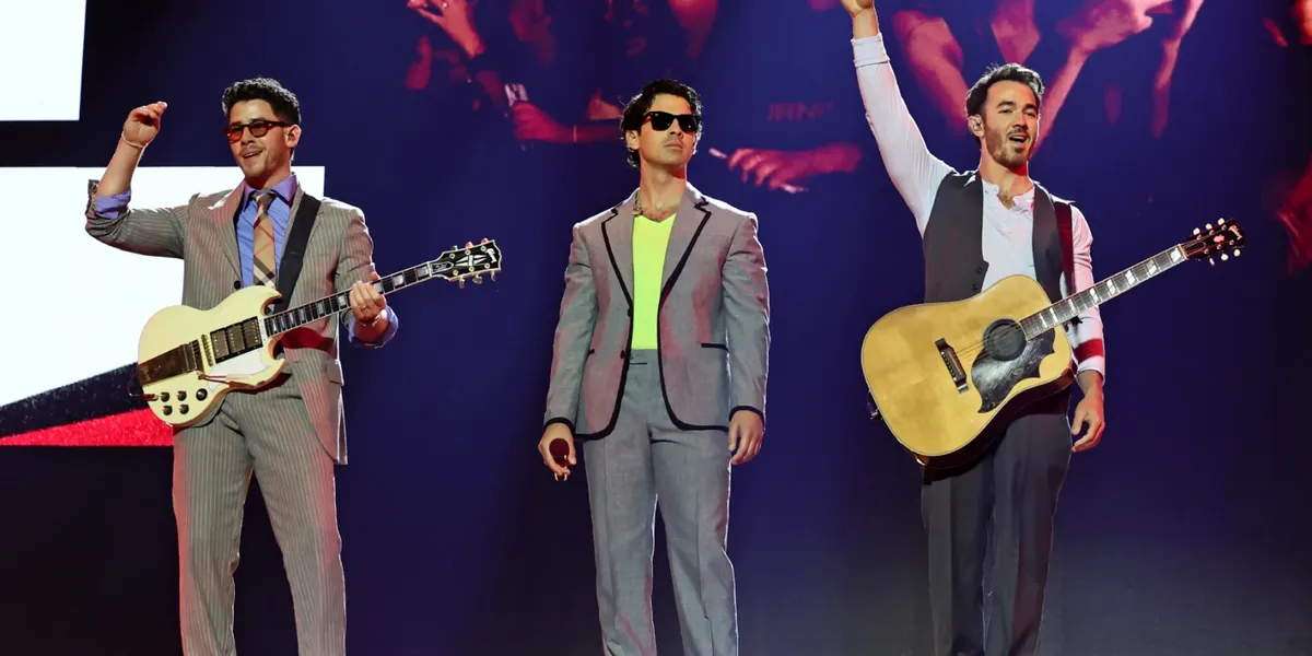 Watch Jonas Brothers Debut New Single â€˜Listen When Sadâ€™ Live at Madison Square Garden