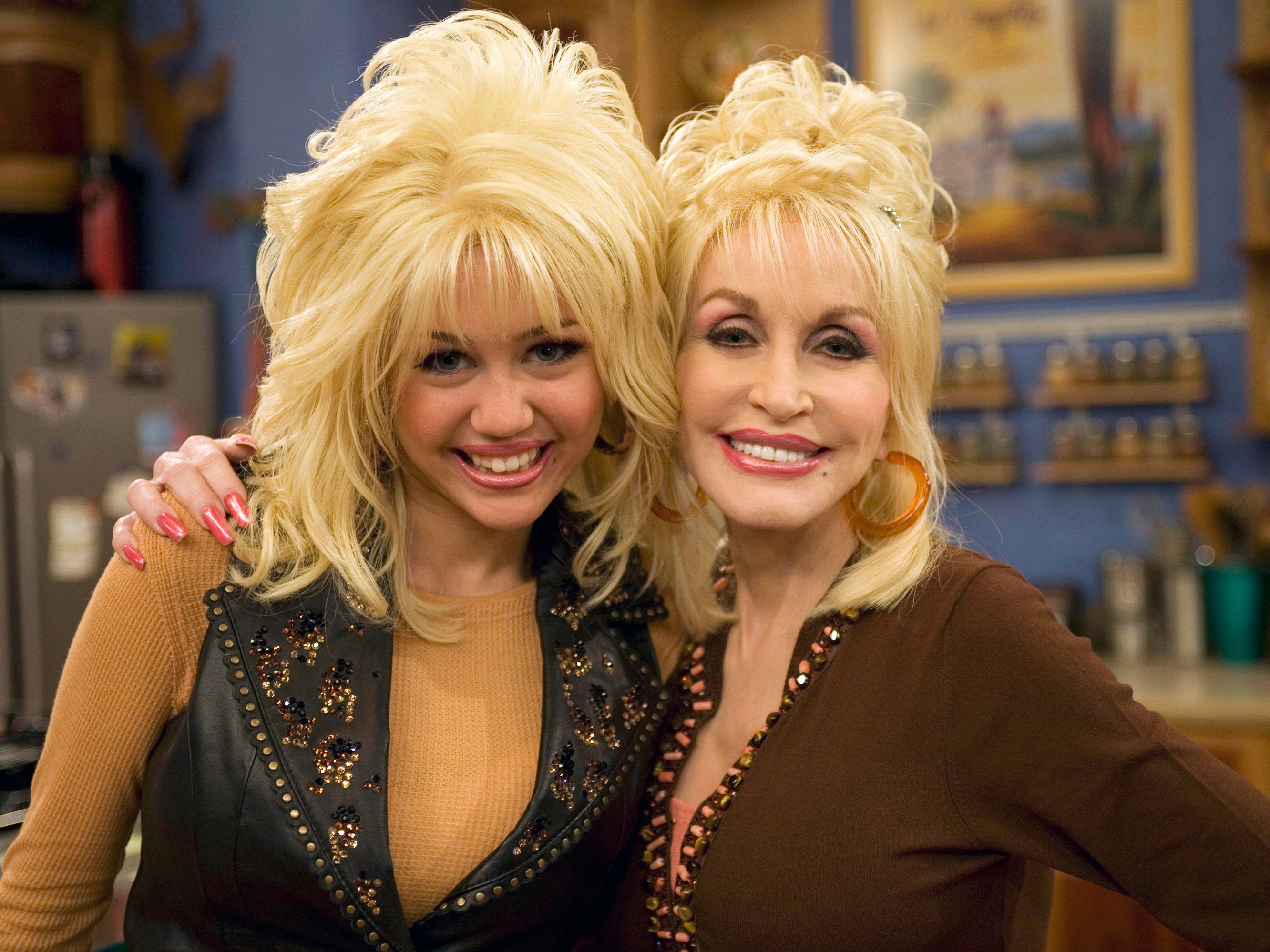 Miley Cyrus Pays Tribute to Godmother Dolly Parton: “I Have an Angel by My Side†— image 2