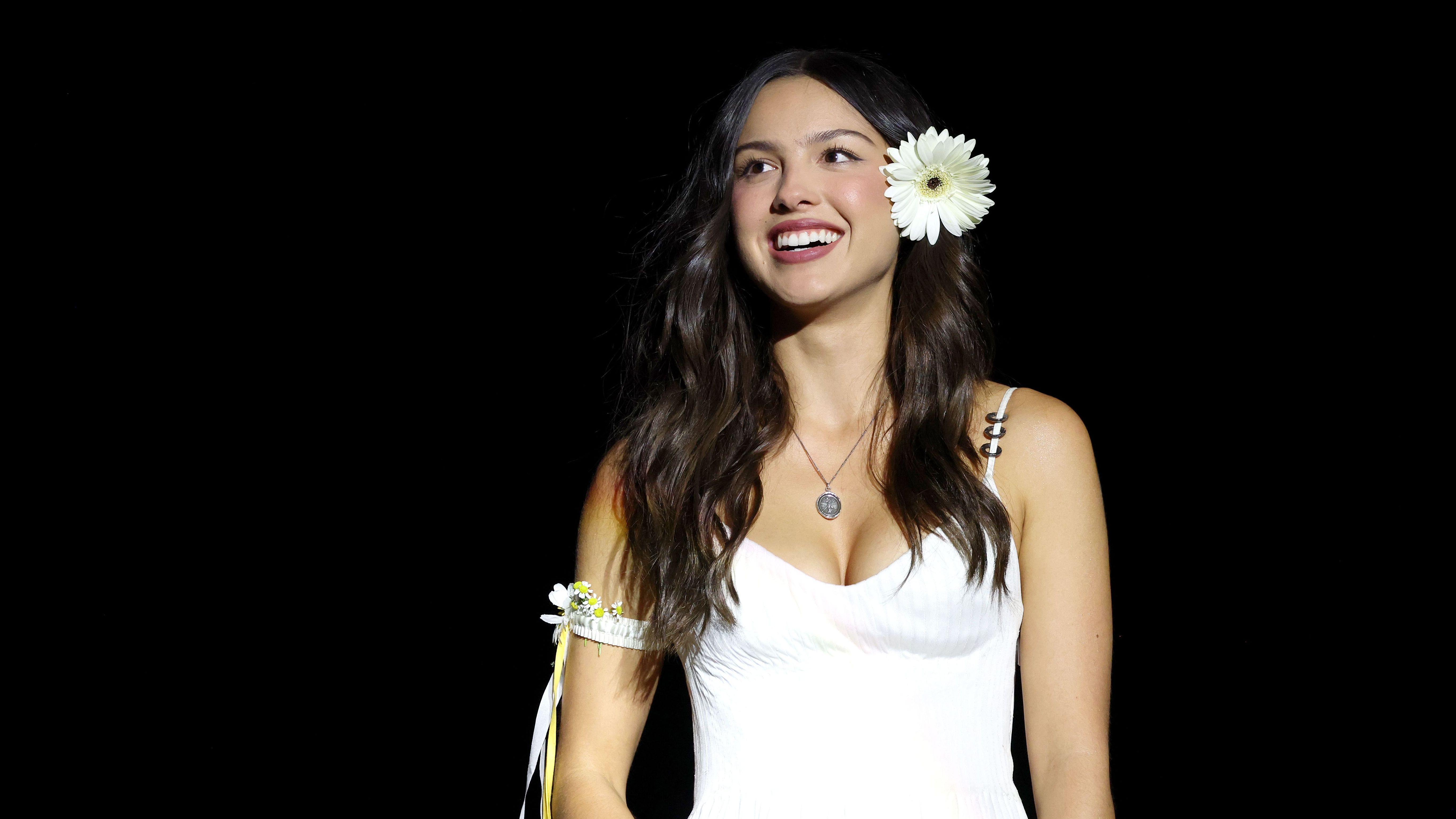 Watch Olivia Rodrigo Sing  â€œLandslideâ€ with Stevie Nicks at Daisy Chain Fields
