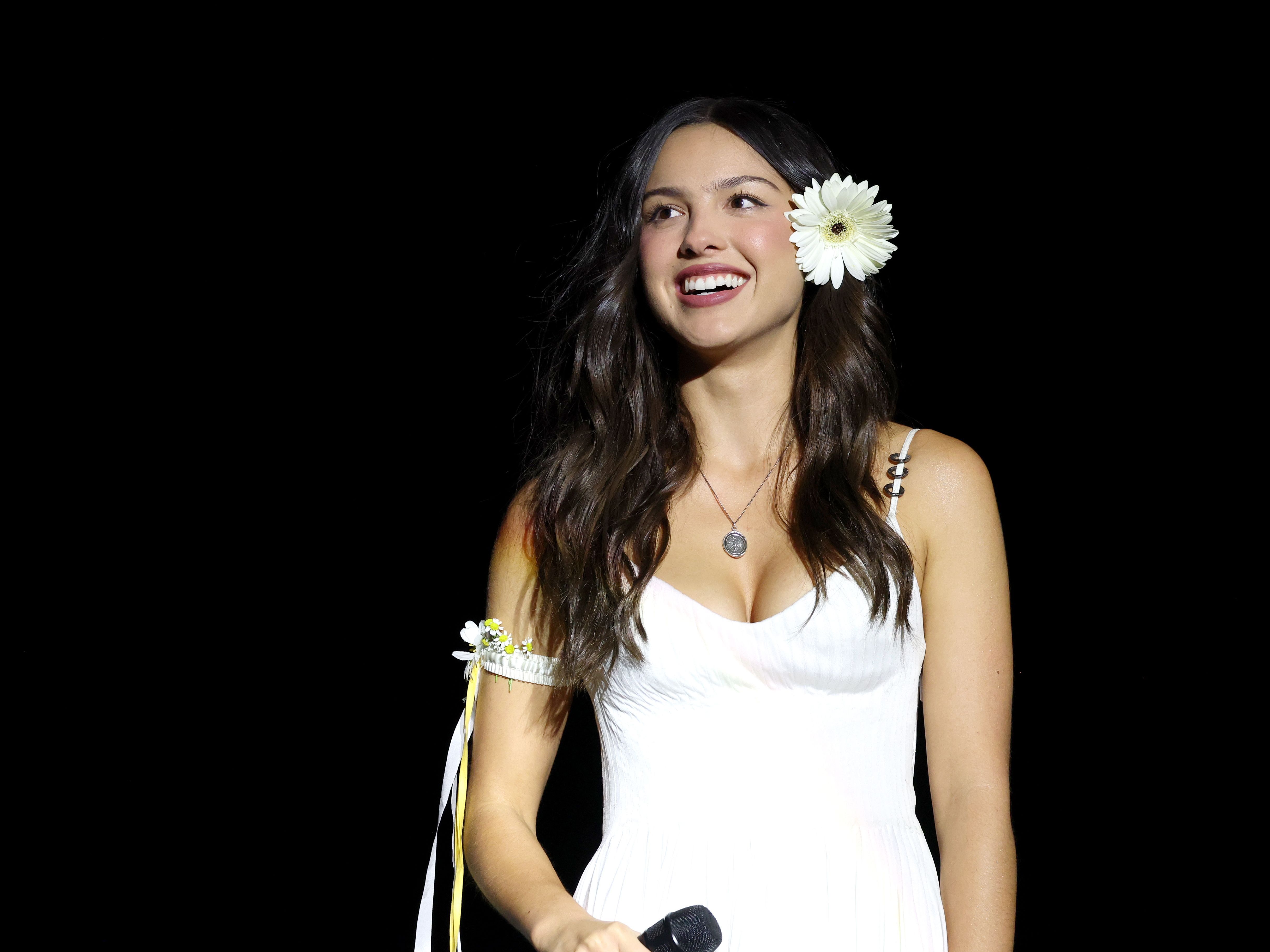 Watch Olivia Rodrigo Sing “Landslide†with Stevie Nicks at Daisy Chain Fields — image 2