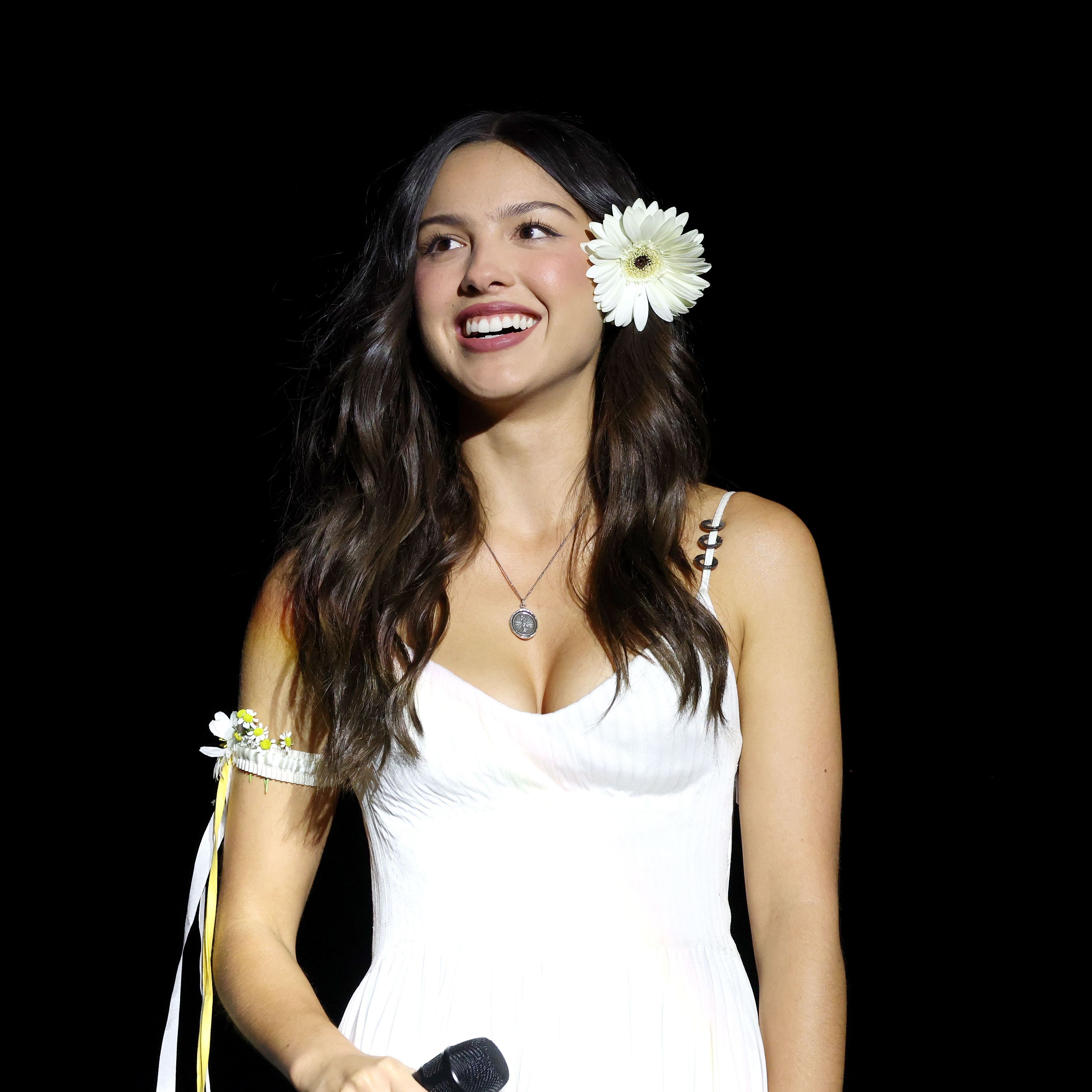 Watch Olivia Rodrigo Sing “Landslide†with Stevie Nicks at Daisy Chain Fields — image 3