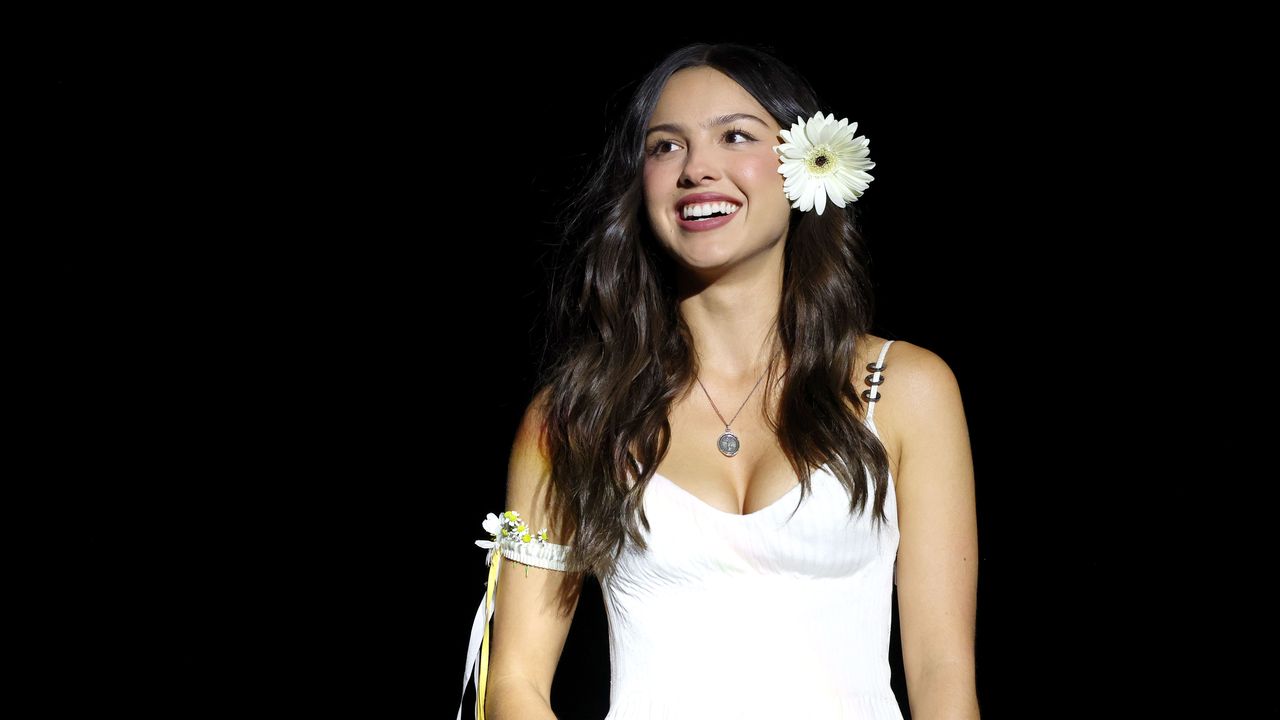 Watch Olivia Rodrigo Sing “Landslide†with Stevie Nicks at Daisy Chain Fields — image 4
