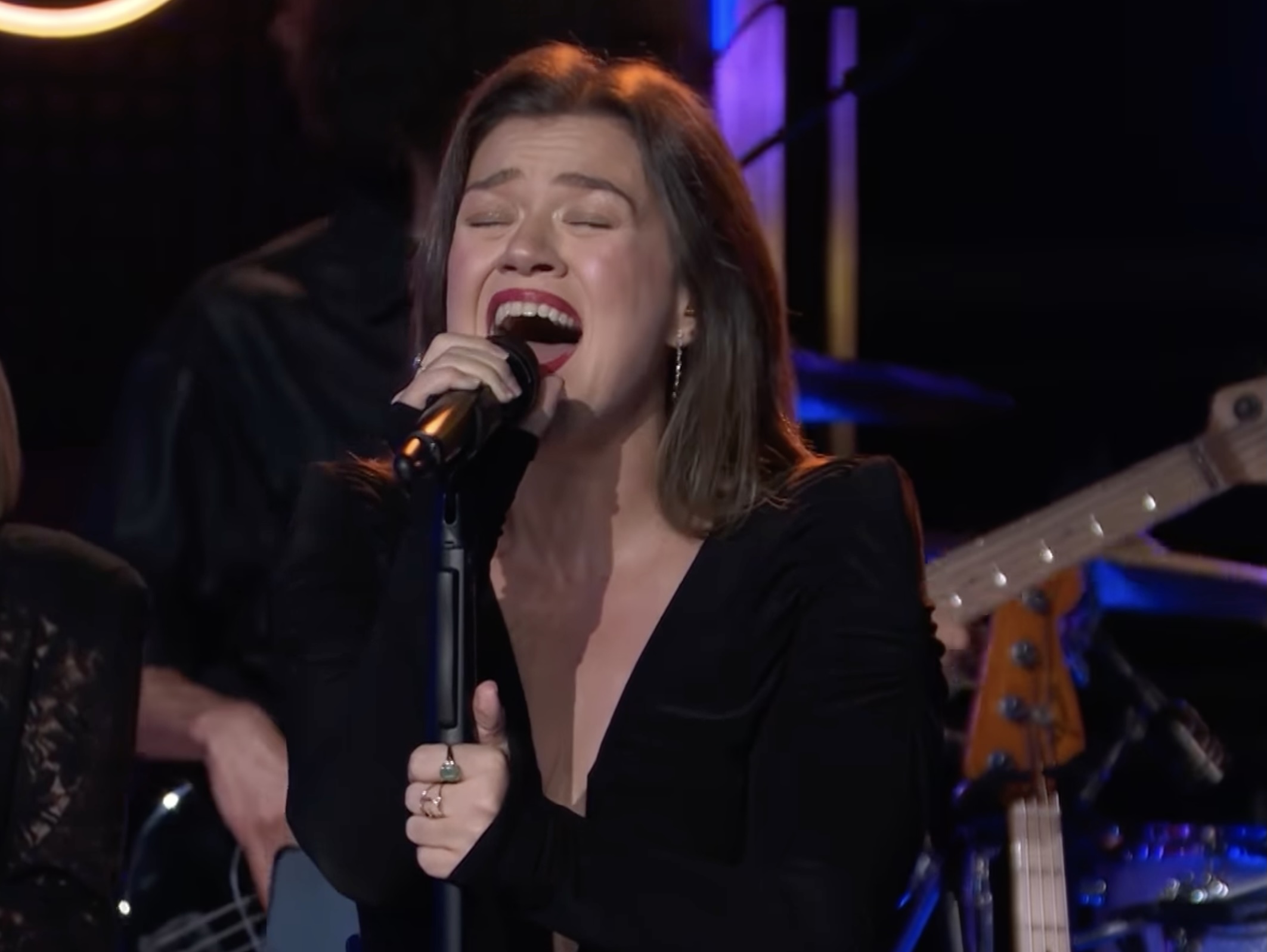 Kelly Clarkson Ends Kellyoke With Viral Powerhouse "Golden" Cover