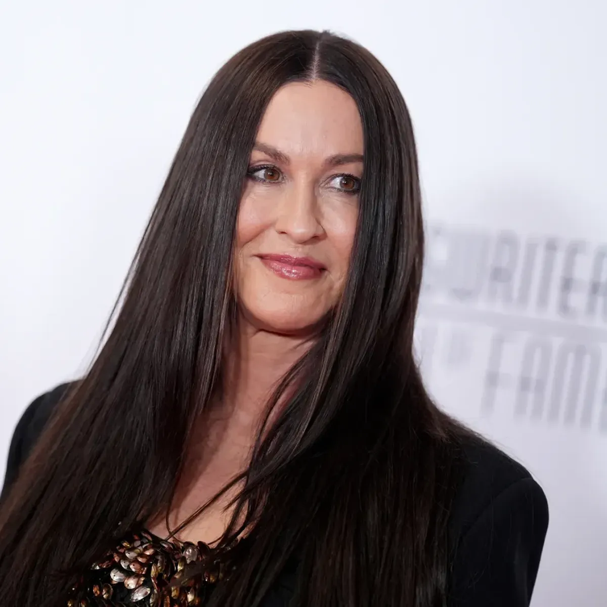 Alanis Morissette Sues Former Tour Manager, Alleges ‘Extortionate’ Threat Over Airport Drugs — image 2