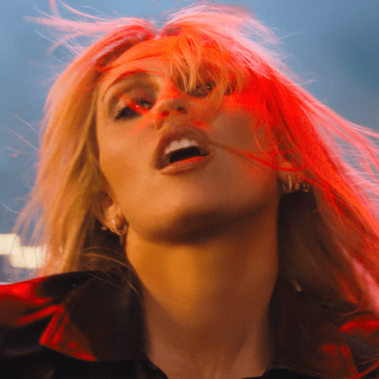 Miley Wants You Dancing in New “Bass Persuades†Video — image 3