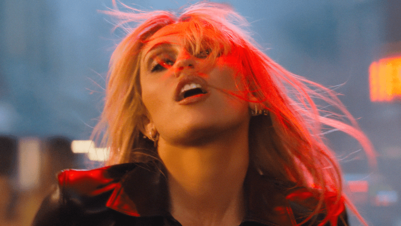 Miley Wants You Dancing in New “Bass Persuades†Video — image 4