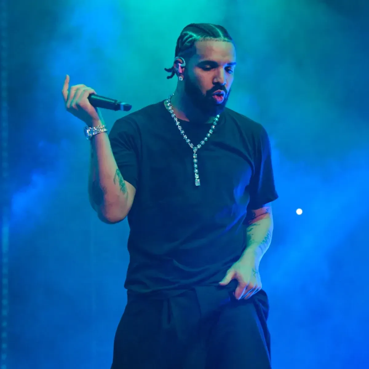 Drake Unloads New Music and Confirms 2027 World Tour in ''FOMO'' — image 2